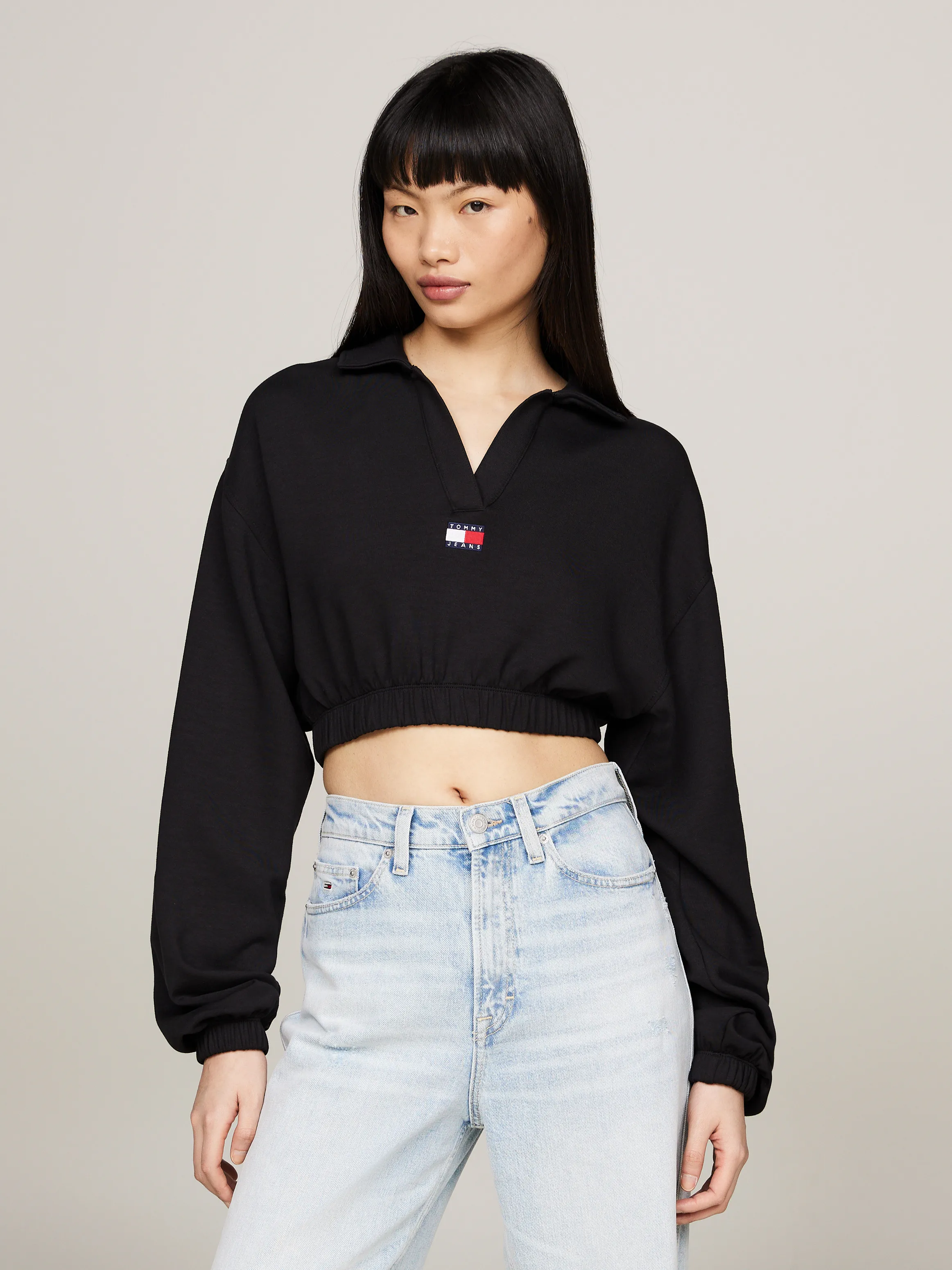 Tommy Badge Cropped Long Sleeve Sweatshirt | Sweatshirts & Hoodies | Tommy Jeans