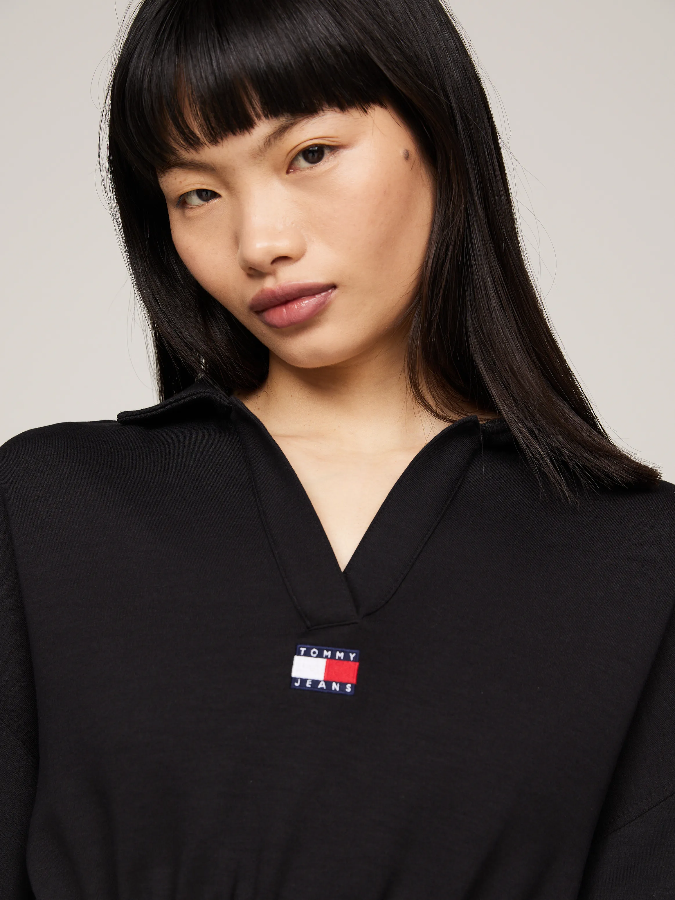 Tommy Badge Cropped Long Sleeve Sweatshirt | Sweatshirts & Hoodies | Tommy Jeans