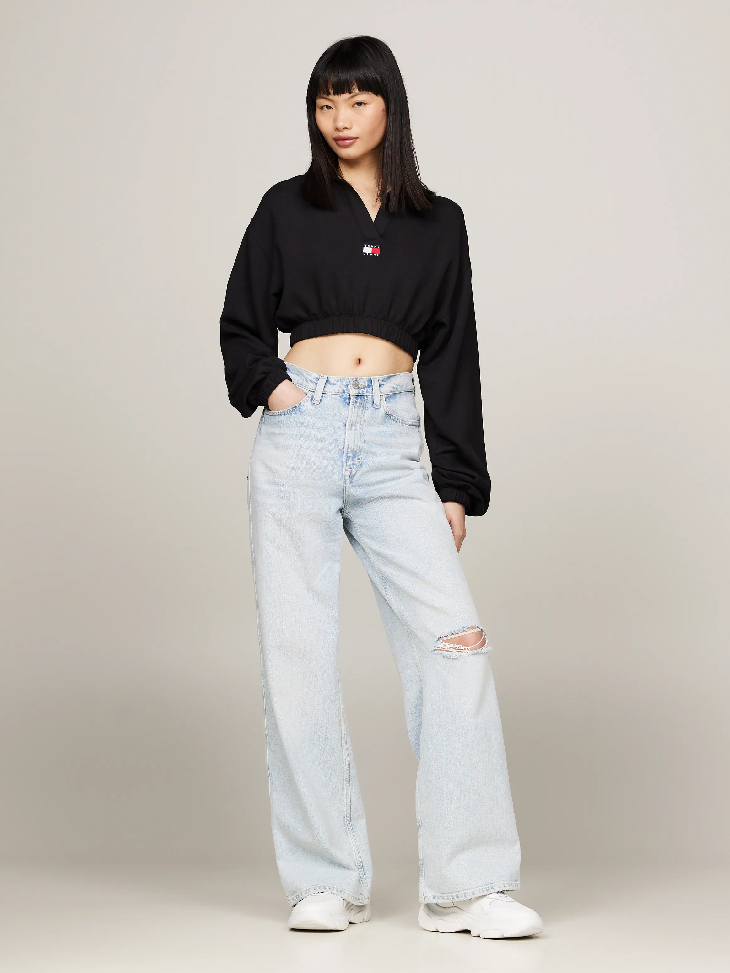 Tommy Badge Cropped Long Sleeve Sweatshirt | Sweatshirts & Hoodies | Tommy Jeans